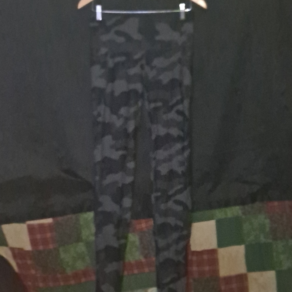Old Navy L Black & Gray Camo Leggings
